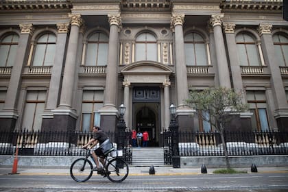 Las bandas cambiarias ajustan según el último dato de inflación