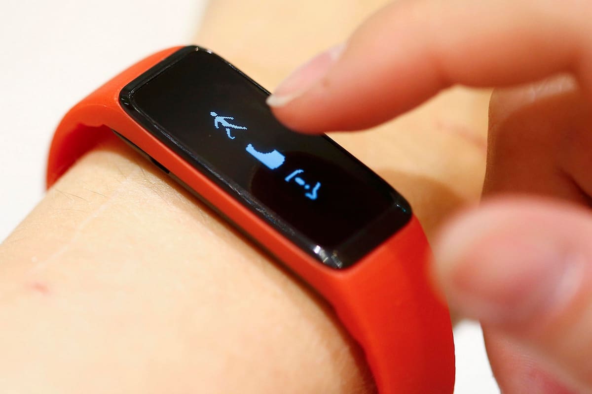 Las bandas deportivas inteligentes son una opción discreta y de fácil uso para registrar la rutina de entrenamiento