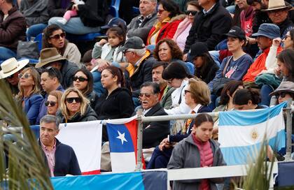 Las banderas argentinas se entremezclan con las chilenas en las tribunas