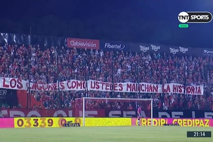 Las banderas con amenazas a los jugadores y dirigentes se vieron en las tribunas del estadio Marcelo Bielsa