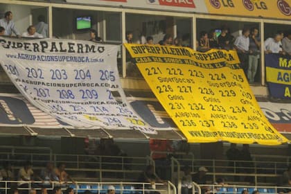 Las banderas con el tablero de los goles que iba marcando Martín Palermo con la camiseta de Boca y que sus hinchas iban marcando con cruces