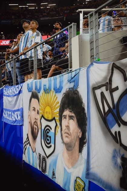 Las banderas con las imágenes de los capitanes de Qatar 2022 y de México 1986, un clásico de los Mundiales