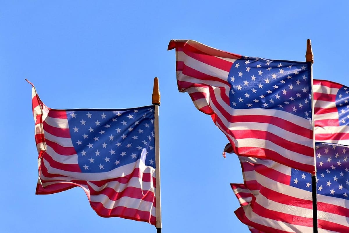 Las banderas de EE.UU. deben estar exhibidas de una determinada forma para no ser un criminal (Archivo)