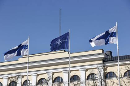 Las banderas de Finlandia y de la OTAN flamean en Helsinki. (Antti Hämäläinen / Lehtikuva / AFP) / Finland OUT