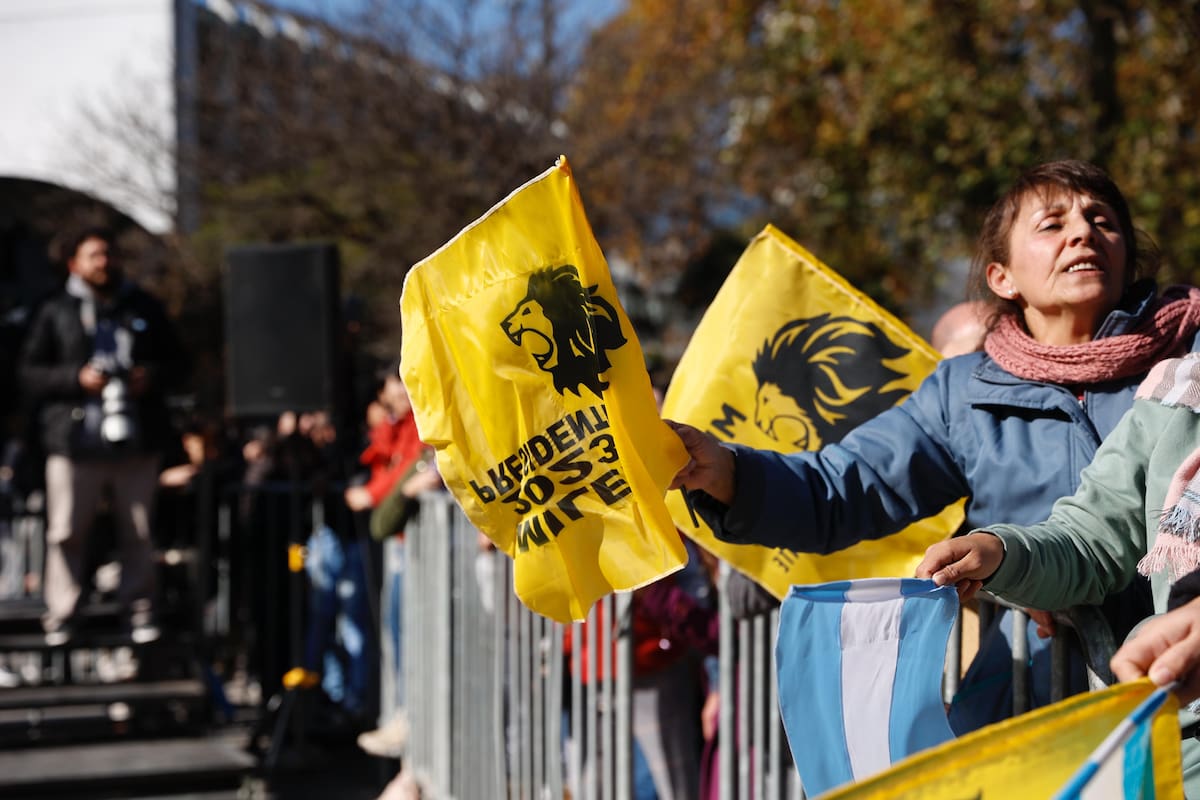Las banderas de la Libertad Avanza estuvieron presentes entre las personas que se acercaron a ver al Presidente