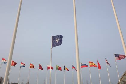 Las banderas de los miembros de la OTAN adornan el exterior de la sede de la OTAN antes de la firma de una declaración conjunta entre la alianza militar y la Unión Europea en Bruselas, el martes 10 de enero de 2023. (AP Foto/Olivier Matthys)