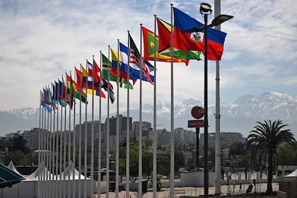 Las banderas de los países participantes de los Juegos Panamericanos 2023, en las afueras del Estadio Nacional de Santiago