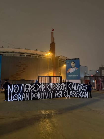 Las banderas dispuestas por los barras de Alianza Lima contra la Universidad de Chile