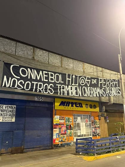 Las banderas dispuestas por los barras de Alianza Lima contra la Universidad de Chile