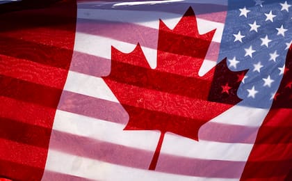 Las banderas superpuestas de Canadá y Estados Unidos. La relación está en su peor momento histórico
