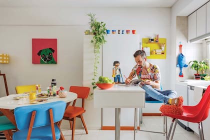 Las banquetas de colores son de Hormiga Emergente y el cuadro de perrito ‘Triste’, de Drouville para Casa Viló. Además, mesa circular, sillas (Mobler) y termo (Barrio Chino).