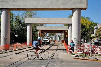 Las bases de hormigón sobre las que circularán las vías del San Martín ya están colocadas
