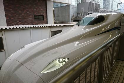 Las baterías de repuesto ofrecen una medida de seguridad adicional, ya que la formación del tren bala N700S podrá avanzar durante un tramo para superar sectores peligrosos baja o alta velocidad aún tras un corte del suministro eléctrico