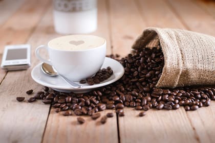 Las bebidas con cafeína ayudan a la salud mental (Unsplash)
