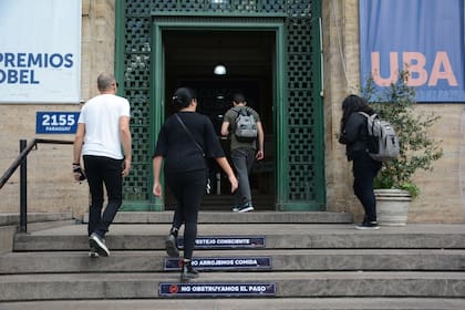 Las becas están destinadas a estudiantes regulares de nacionalidad argentina que se hayan inscripto en una universidad pública nacional o provincial