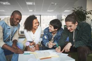 Las becas propician el desarrollo profesional en disciplinas STEM y financian entre US$1000 y US$ 25.000. (Canva)