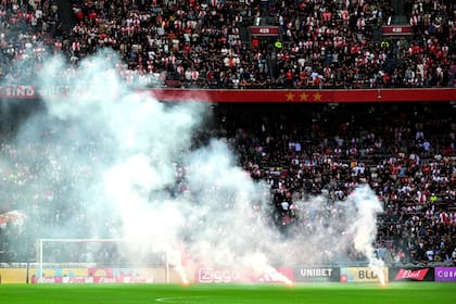 Las bengalas en el campo de juego; el clásico de Países Bajos fue suspendido con la goleada parcial de Feyenoord sobre Ajax