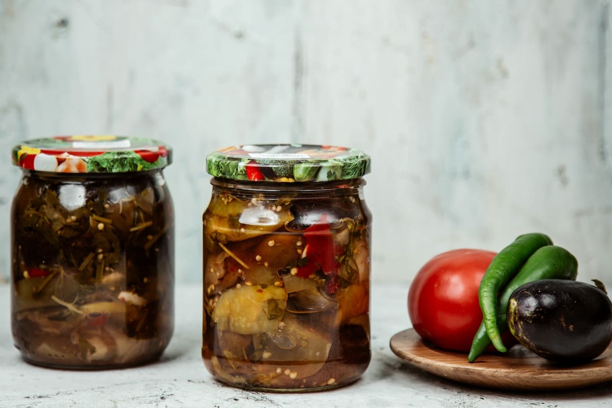 Las berenjenas al escabeche se destacan como un clásico infaltable de las conservas caseras