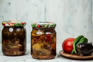 Las berenjenas al escabeche se destacan como un clásico infaltable de las conservas caseras
