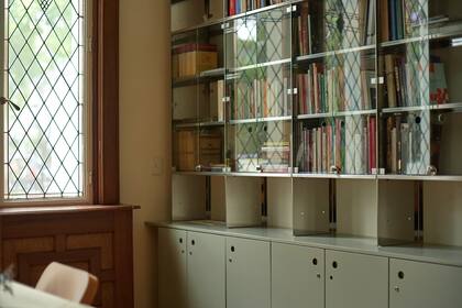 Las bibliotecas son de acero inoxidable y puerta de vidrio para preservar correctamente los libros mientras que la parte del mueble es de madera laqueada. En cada ambiente de un color diferente: gris, verde inglés, crema y amarillo huevo.