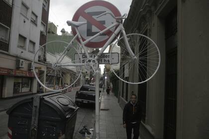 Las bicicletas blancas son el símbolo de que un ciclista que murió en un accidente