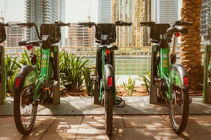Las bicicletas eléctricas cuentan con varias ventajas positivas que apuntan al cuidado del medio ambiente (Foto: Canva)