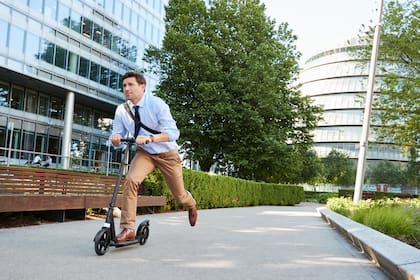 Las bicicletas y los monopatines con motor suman adeptos en las grandes capitales, pero desconciertan a los entes reguladores