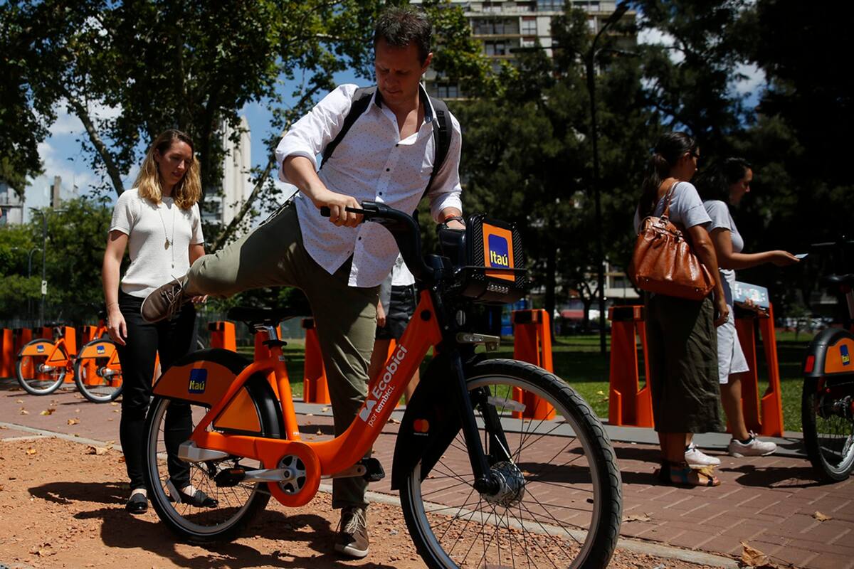 Las bicis gratuitas serán ahora anaranjadas y esponsoreadas