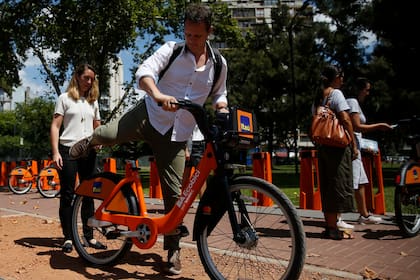 Las bicis gratuitas serán ahora anaranjadas y esponsoreadas