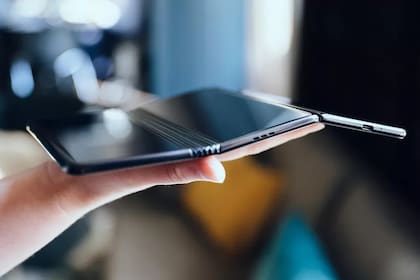 Las bisagras del diseño de TCL giran en sentido contrario para plegar el teléfono como una Z