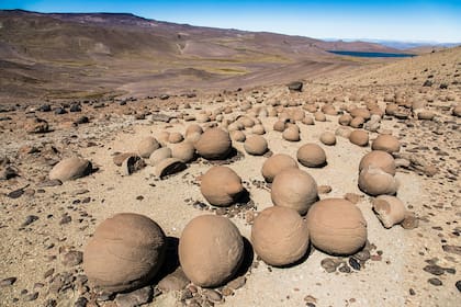 Las bochas perfectas, similares a las que hay en Ischigualasto, se detectan a la vera de la RP 41 Sur.