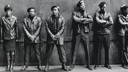 Las boinas y las chaquetas negras eran parte de la indumentaria típica de las Panteras Negras (Foto: Getty)