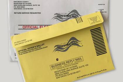 Las boletas de muestra se pueden solicitar por correo postal o se puede descargar una copia en el sitio web de la oficina estatal o local (San Diego County Communications Office)