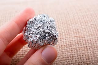 Para qué sirve usar papel aluminio en los rieles de las ventanas