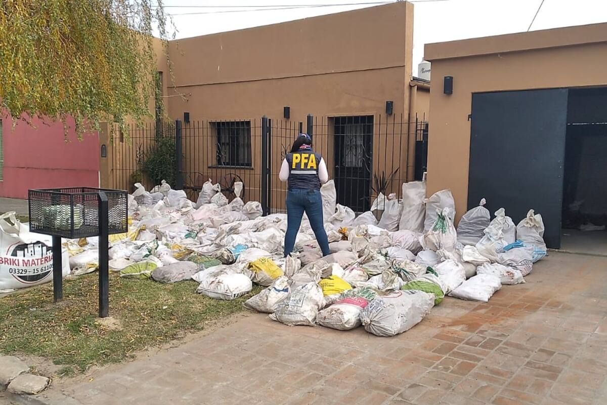 Las bolsas con cobre robado incautadas en una casa de la localidad bonaerense de Santa Lucía