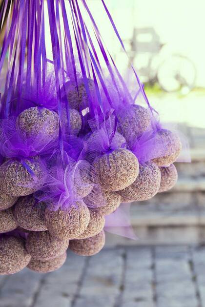 Las bolsas con semillas de lavanda que usan como aromatizadores en cajones o placards son un souvenir típico de la isla