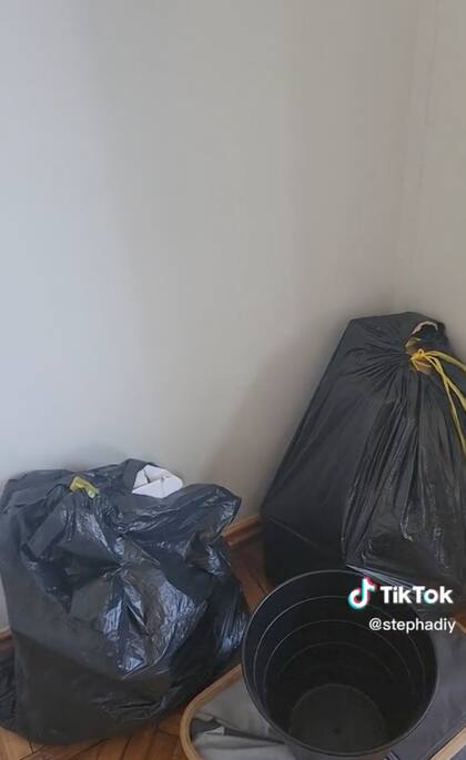 Las bolsas de basura inundaban la habitación