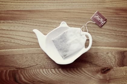 Las bolsitas de té negro pueden colocarse dentro del calzado durante la noche