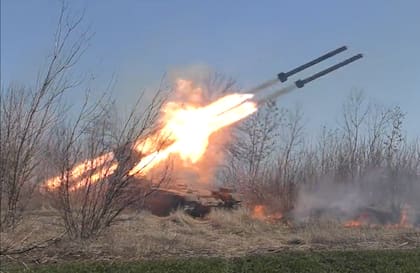 Las bombas de vacío son disparadas desde un lanzacohetes múltiple TOS-1A de fabricación rusa