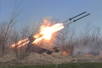 Las bombas de vacío son disparadas desde un lanzacohetes múltiple TOS-1A de fabricación rusa