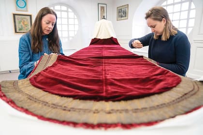 Las bordadoras de la Real Escuela de Bordado (Royal School of Needlework), dando las últimas puntadas a las togas y túnicas de Estado que usarán el Rey y la Reina. El sábado 6 y para llegar a Abadía de Westminster, Carlos llevará la que usó el Rey Jorge VI para su coronación, en 1937. Es de terciopelo carmesí; tanto el forro y el encaje dorado fueron restaurados por Ede & Ravenscroft. Cuando salga de Westminster, lo veremos con una de terciopelo de seda, pero en color púrpura con bordados en oro. También fue usada por el rey Jorge VI, en 1937.