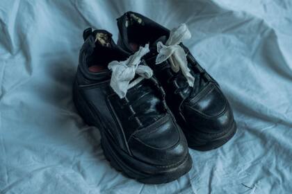 Las botas de Alyokhina, atadas con toallas humectantes, una señal que guardan desde sus tiempos de prisión en Rusia