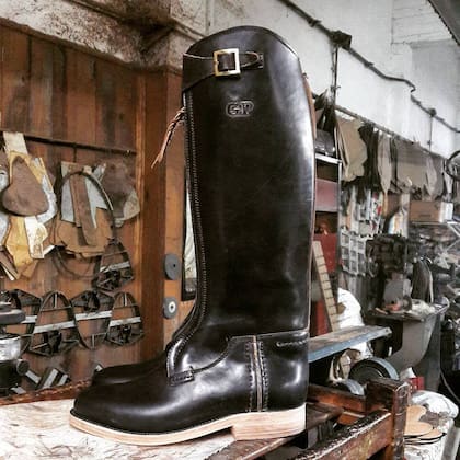 Las botas Lascano con las iniciales GP (Gonzalo Pieres) en la caña.