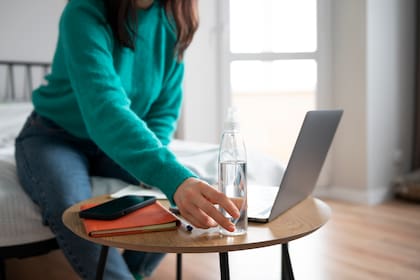 Las botellas de agua llegan a juntar más gérmenes que el inodoro (Foto: Freepik)