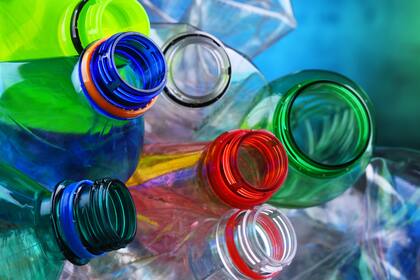 Las botellas de plástico pueden reciclarse y usarse en la construcción de un juguete nuevo