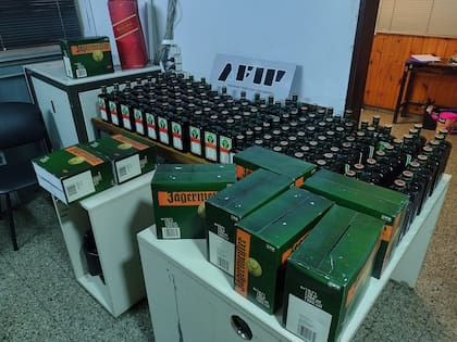 Las botellas secuestradas por los agentes aduaneros