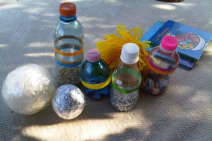 Las botellas son una excelente opción para construir juguetes