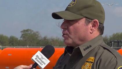 Las boyas flotantes cuentan con tecnología para prevenir el paso de inmigrantes por el Río Bravo, según el agente Banks (X/@CBP)