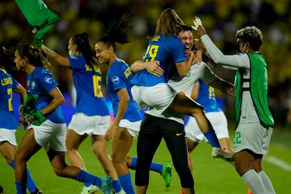 Las brasileñas celebran la conquista de la Copa América en Colombia, tras vencer en la final al local por 1-0; al campeón le costó ganar, y lo hizo mediante un penal.