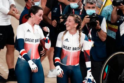 Las británicas Laura Kenny (derecha) y Kate Archibald reaccionan tras ganar el oro en el debut de la prueba femenina de madison en los Juegos de Tokio, el 6 de agosto de 2021, en Izu, Japón. (AP Foto/Thibault Camus)